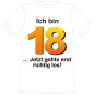 Preview: Ich bin 18. Unter der Zahl stehen verschiedene Sprüche zur Auswahl. Bitte auswählen. Geschenk für 18. Geburtstag. Die lustigen und witzigen bedruckten T-Shirts sind ideal als witziges Geschenk. Kurzsarmshirt hergestellt aus 100% Baumwolle.