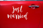 Preview: Just Married! Die perfekte Auto Dekoration zur Hochzeit!  Ein grosser Autokleber für das Hochzeitsauto. Und das Dekorieren geht erst noch ganz einfach! Der Sticker ist elektrostatisch! Das heisst, ganz einfach aufs Auto kleben und ebenso einfach wieder en