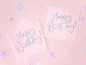 Preview: Die moderne und glitzernde Geburtstags Serviette mit dem Glitzer Schriftzug HAPPY BIRTHDAY in der Farbe rosa. Passend zu jeder Geburtstagsparty mit dem Thema rosa. Schöne Tischdekoration zum Glitter Geburtstag. 3-lagig, chlorfrei gebleicht, Farben auf Was