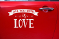 Preview: All you need is love! Die perfekte Auto Dekoration zur Hochzeit!  Ein grosser Autokleber für das Hochzeitsauto. Und das Dekorieren geht erst noch ganz einfach! Der Sticker ist elektrostatisch! Das heisst, ganz einfach aufs Auto kleben und ebenso einfach w