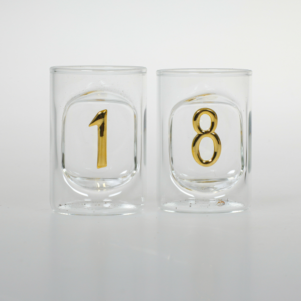 18 Jahre, Happy Birthday zum 18. Geburtstag. Diese Schnaps Gläser mit Zahlen sind mundgeblasen. Die Ziffer ist schön ins Glas eingearbeitet. Ziffern sind in der Farbe gold. Ein schönes und edles Geburtstagsgeschenk, für alle die Schnaps, Grappa und Likör 