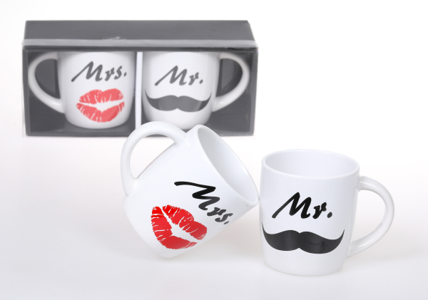 Mrs. und Mr. – das perfekte Duo als Tassen Geschenk. Beispielsweise zur Hochzeit. Verpackt in einer schönen Geschenksbox. Das lustig Kaffeetassen Set ist ein Bestseller. Ideal als Hochzeitsgeschenk oder als Liebesbeweis für die Freundin oder den Freund. W