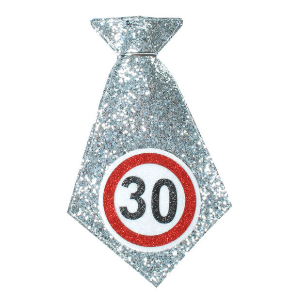 Die kleine Krawatte zum 30. Geburtstag. Der Schlips glitzert in Silber. Dazu das beliebte Verkehrsschild mit der Zahl 30 zum runden Geburtstag. Die Krawatte kann als Verkleidung selbst angezogen werden oder um eine Flasche gehängt werden. Eine schöne Deko