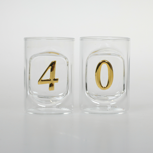 40 Jahre, Happy Birthday zum 40. Geburtstag. Diese Schnaps Gläser mit Zahlen sind mundgeblasen. Die Ziffer ist schön ins Glas eingearbeitet. Ziffern sind in der Farbe gold. Ein schönes und edles Geburtstagsgeschenk, für alle die Schnaps, Grappa und Likör 