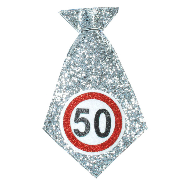 Die kleine Krawatte zum 50. Geburtstag. Der Schlips glitzert in Silber. Dazu das beliebte Verkehrsschild mit der Zahl 50 zum runden Geburtstag. Die Krawatte kann als Verkleidung selbst angezogen werden oder um eine Flasche gehängt werden. Eine schöne Deko