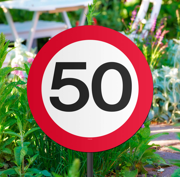 Dekoration für den 50. Geburtstag oder zum Jubiläum. Die Zahlen Verkehrstafel ist aus festem Plastik (Durchmesser 26 cm). Das Schild ist an einem Plastikstiel angebracht. Dieser kann in der Höhe verstellt werden von 45 bis 70 cm. Der Plastikstengel kann a