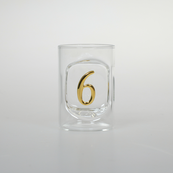 Das Schnapsglas mit der Zahl 6. Die Ziffer ist in gold Schrift schön ins Glas eingearbeit. Alle unsere Schnapsgläser sind mundgeblasen. Die einzelnen Zahlen können kombiniert werden. Ein schönes und edles Geburtstagsgeschenk, für alle die Schnaps, Grappa 