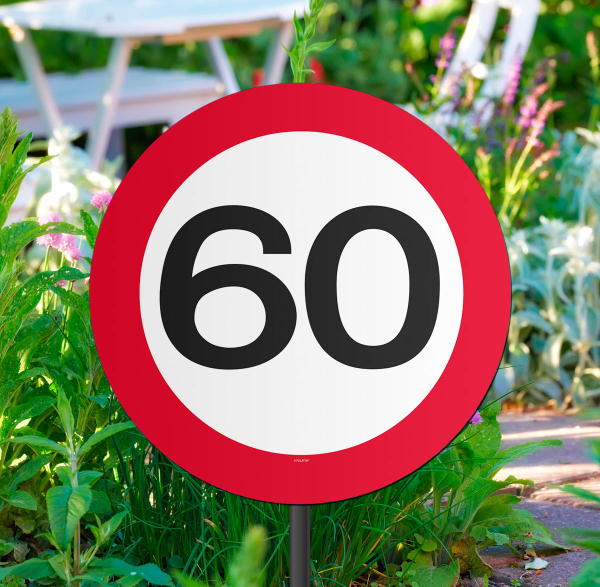 Dekoration für den 60. Geburtstag oder zum Jubiläum. Die Zahlen Verkehrstafel ist aus festem Plastik (Durchmesser 26 cm). Das Schild ist an einem Plastikstiel angebracht. Dieser kann in der Höhe verstellt werden von 45 bis 70 cm. Der Plastikstengel kann a