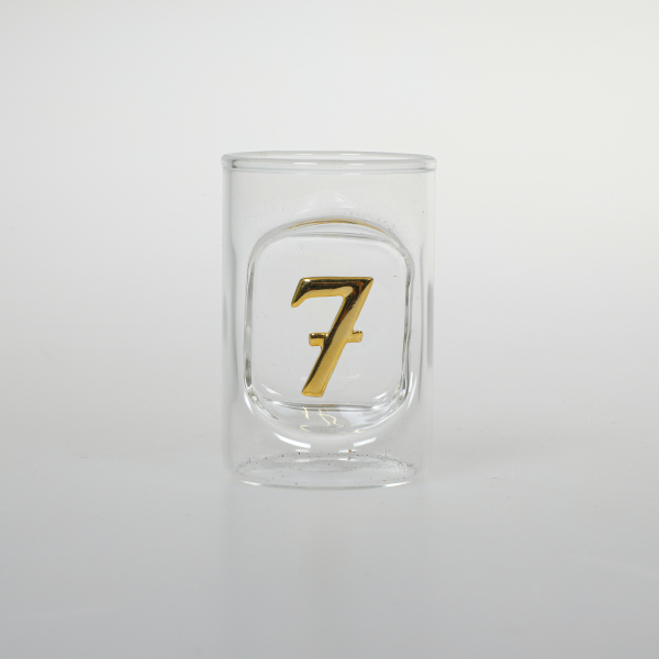 Das Schnapsglas mit der Zahl 7. Die Ziffer ist in gold Schrift schön ins Glas eingearbeit. Alle unsere Schnapsgläser sind mundgeblasen. Die einzelnen Zahlen können kombiniert werden. Ein schönes und edles Geburtstagsgeschenk, für alle die Schnaps, Grappa 