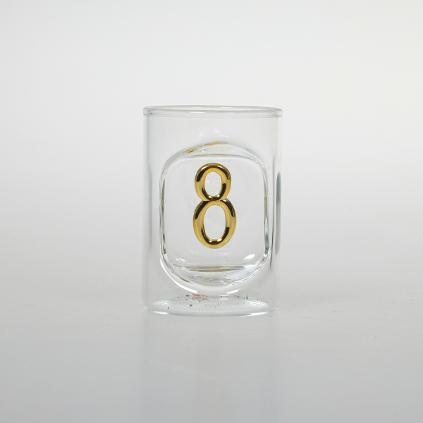 Das Schnapsglas mit der Zahl 8. Die Ziffer ist in gold Schrift schön ins Glas eingearbeit. Alle unsere Schnapsgläser sind mundgeblasen. Die einzelnen Zahlen können kombiniert werden. Ein schönes und edles Geburtstagsgeschenk, für alle die Schnaps, Grappa 