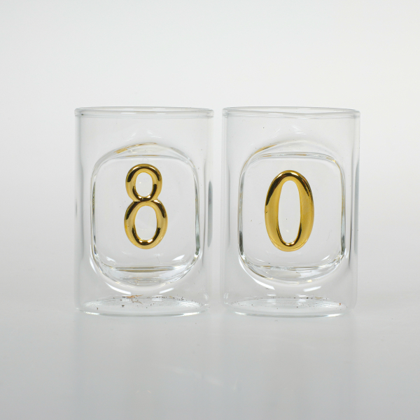 80 Jahre, Happy Birthday zum 80. Geburtstag. Diese Schnaps Gläser mit Zahlen sind mundgeblasen. Die Ziffer ist schön ins Glas eingearbeitet. Ziffern sind in der Farbe gold. Ein schönes und edles Geburtstagsgeschenk, für alle die Schnaps, Grappa und Likör 