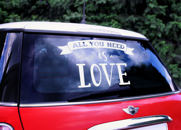 All you need is love! Die perfekte Auto Dekoration zur Hochzeit!  Ein grosser Autokleber für das Hochzeitsauto. Und das Dekorieren geht erst noch ganz einfach! Der Sticker ist elektrostatisch! Das heisst, ganz einfach aufs Auto kleben und ebenso einfach w