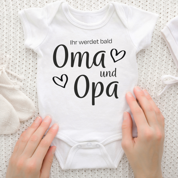 Ihr werdet bald Oma und Opa.  Dieser Babybody mit ganz viel Herz. Und natürlich mit der wichtigen Botschaft an die werdenden Grosseltern. Sagt es der Grossmutter und dem Grossvater, dass Ihr bald ein Baby bekommt. Mit diesen bedruckten Baby Bodies kannst