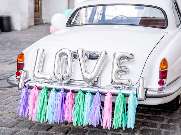 Autodekoration Hochzeit – alles in einer Box! Überrasche das Brautpaar mit einem schönen Hochzeitsauto vor dem Standesamt oder vor der Kirche. In diesem Set sind alle Dekoartikel dabei, um ein Fahrzeug festlich zu schmücken. Das Auto ganz einfach dekorier