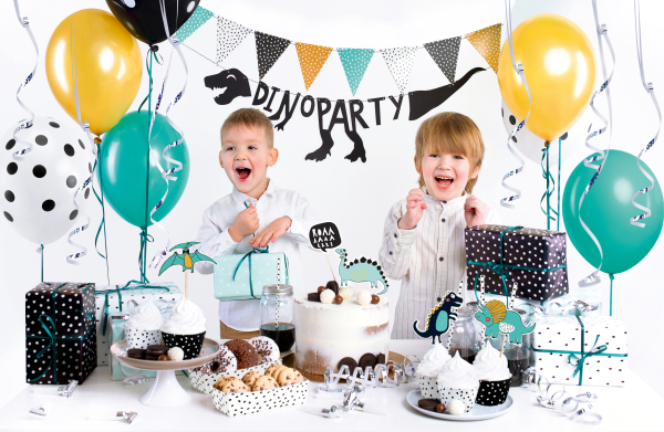 Jetzt deine Geburstag Dekoration in einer Box. Alles was du brauchst, um einen coolen Kindergeburtstag zu feiern. Das Thema lautet Dinosaurier! Alles für eine coole Geburtstagsparty. Ein Deko Set für die Kinderparty. In dieser Dekorations Box ist alles en