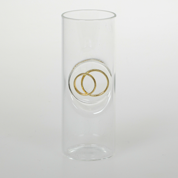 Das Schnapsglas mit den Eheringen in Gold. Die Trauringe sind schön ins Glas eingearbeit. Alle unsere Schnapsgläser sind mundgeblasen. Ein schönes und edles Hochzeitsgeschenk für alle die Schnaps, Grappa und Likör mögen.  Dieses Schnaps Glas kann auch mit