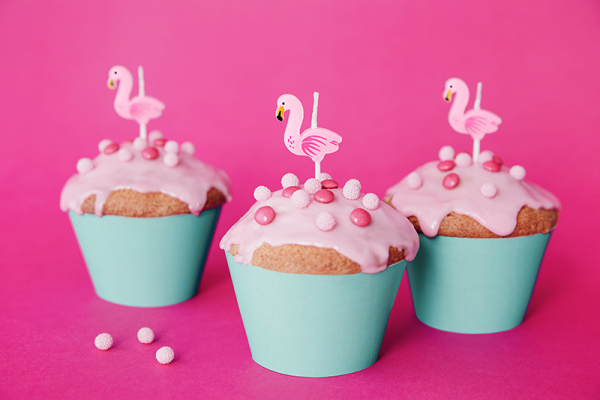 Die Tortenkerzen und Kuchenkerzen in Form von Flamingos. Flamingo Kerzen auf einem Plastikstecker. Ideal für auf die Torte oder den Kuchen. Damit wird jede Geburtstagstorte und jeder Geburtstagskuchen zum Highlight. ​ 5 Kerzen in einer Packung.