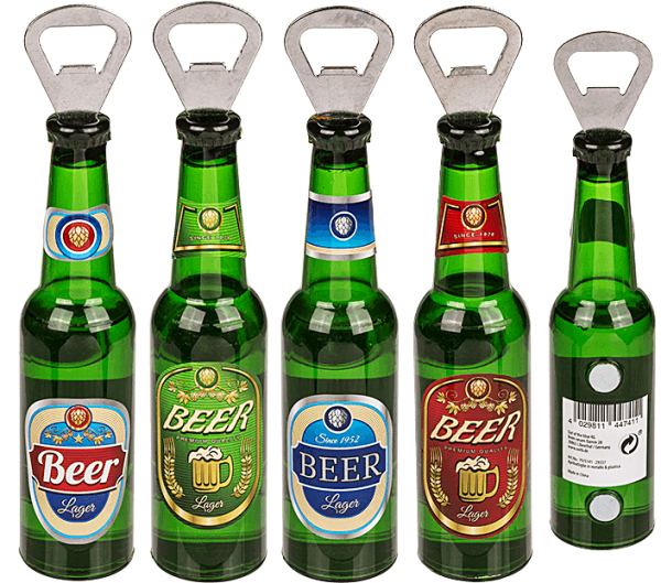 Ein Bieröffner in Form von einer Bierflasche. Die Bier Flasche ist gefüllt mit Wasser. Auf der Rückseite mit einem Magnet, kann demzufolge auch an einen Kuhlschrank oder auf ein metallische Fläche gehängt werden. Ein 4er-Set mit 4 verschiedenen Motiven  G