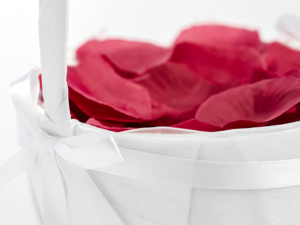 Das weisse Hochzeitskörbchen mit weissen Schleifen. Ein Hochzeitskorb gehört an jede Hochzeit. Einerseites können die Blumenmädchen ihre Rosenblätter streuen, andererseits kann der Blumenkorb auch andere Zwecke erfüllen. Beispielsweise als Sammelbox oder