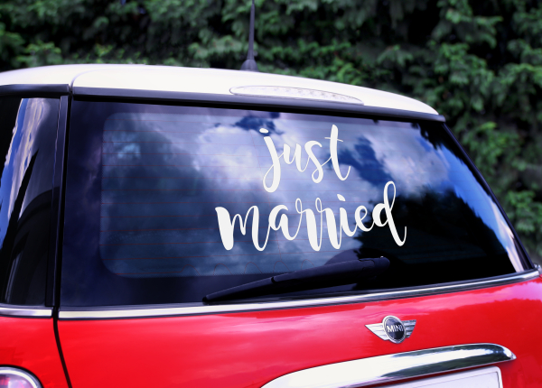 Just Married! Die perfekte Auto Dekoration zur Hochzeit!  Ein grosser Autokleber für das Hochzeitsauto. Und das Dekorieren geht erst noch ganz einfach! Der Sticker ist elektrostatisch! Das heisst, ganz einfach aufs Auto kleben und ebenso einfach wieder en