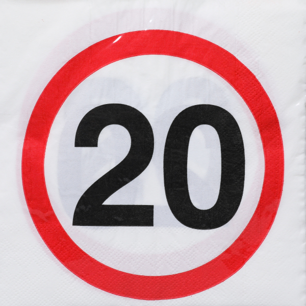 Happy Birthday, Servietten mit der Zahl 20. Die quadratischen Papierservietten eignen sich zur Tischdekoration für eine Geburtstagsparty. Mit dem beliebten Motiv der Verkehrstafel, dem Verkehrsschild oder auch Tempotafel genannt. Generell Tempo 20 zum 20.