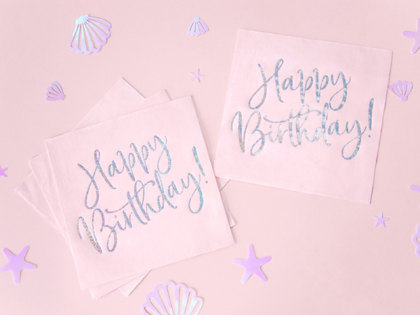 Die moderne und glitzernde Geburtstags Serviette mit dem Glitzer Schriftzug HAPPY BIRTHDAY in der Farbe rosa. Passend zu jeder Geburtstagsparty mit dem Thema rosa. Schöne Tischdekoration zum Glitter Geburtstag. 3-lagig, chlorfrei gebleicht, Farben auf Was