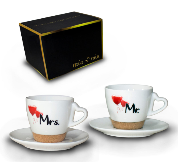 Das Espresso Set für Liebespaare. Mister und Misses – jedem seine Tasse, damit schmeckt der Kaffee besonders gut. Die Kaffeetassen haben einen Korkboden. In der Lieferung der Espressotassen sind auch die Unterteller inbegriffen. Alles ist verpackt in eine