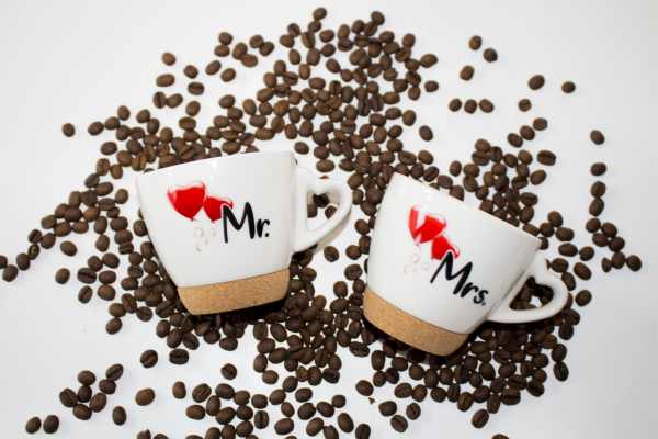 Das Espresso Set für Liebespaare. Mister und Misses – jedem seine Tasse, damit schmeckt der Kaffee besonders gut. Die Kaffeetassen haben einen Korkboden. In der Lieferung der Espressotassen sind auch die Unterteller inbegriffen. Alles ist verpackt in eine