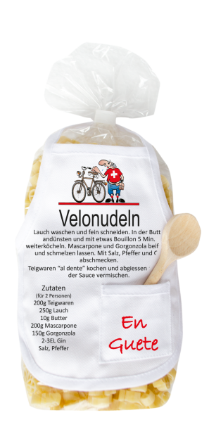 Mit dem Spruch: Velonudeln. Die beliebten und lustigen Velo Teigwaren. Als Geschenk mit einer kleinen Mini-Schürze und einem herzigen Holzlöffeli. Inklusive Rezept auf Schürzchen. Nudeln hergestellt in der Schweiz. Pasta in Veloform (Form v