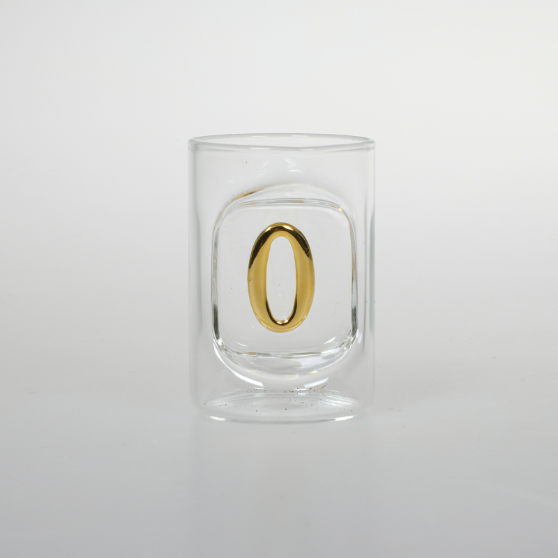 Das Schnapsglas mit der Zahl 0. Die Ziffer ist in gold Schrift schön ins Glas eingearbeit. Alle unsere Schnapsgläser sind mundgeblasen. Die einzelnen Zahlen können kombiniert werden. Ein schönes und edles Geburtstagsgeschenk, für alle die Schnaps, Grappa 