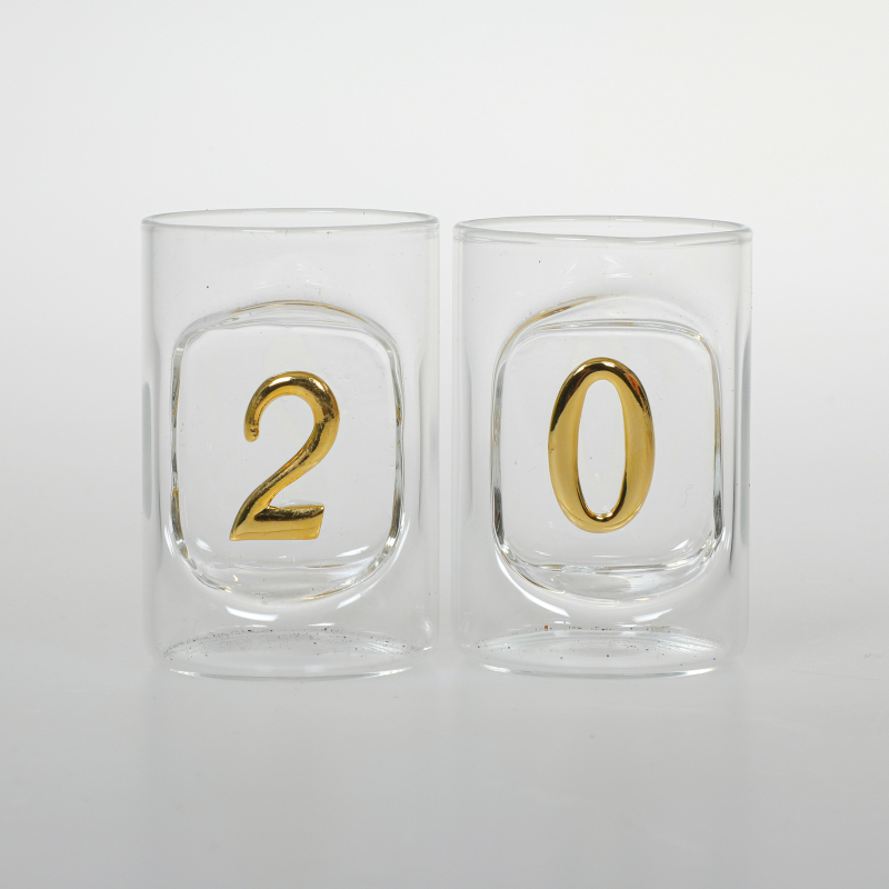 20 Jahre, Happy Birthday zum 20. Geburtstag. Diese Schnaps Gläser mit Zahlen sind mundgeblasen. Die Ziffer ist schön ins Glas eingearbeitet. Ziffern sind in der Farbe gold. Ein schönes und edles Geburtstagsgeschenk, für alle die Schnaps, Grappa und Likör 