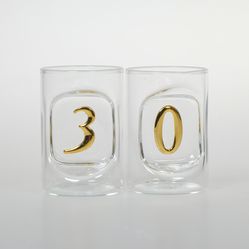 30 Jahre, Happy Birthday zum 30. Geburtstag. Diese Schnaps Gläser mit Zahlen sind mundgeblasen. Die Ziffer ist schön ins Glas eingearbeitet. Ziffern sind in der Farbe gold. Ein schönes und edles Geburtstagsgeschenk, für alle die Schnaps, Grappa und Likör 