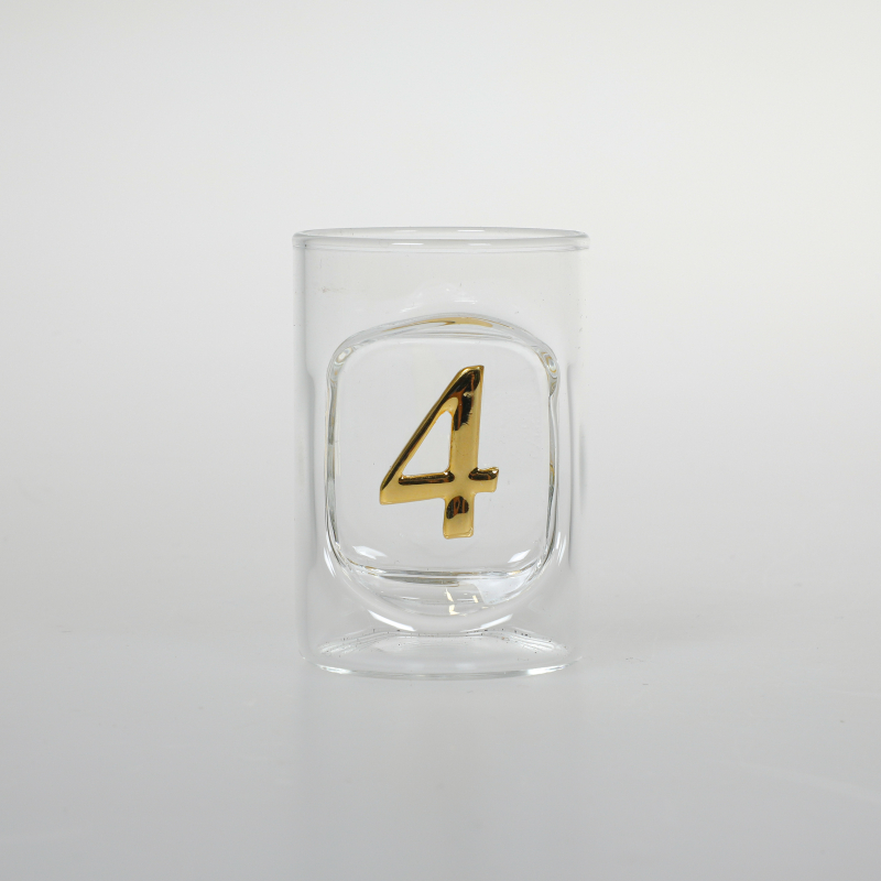 Das Schnapsglas mit der Zahl 4. Die Ziffer ist in gold Schrift schön ins Glas eingearbeit. Alle unsere Schnapsgläser sind mundgeblasen. Die einzelnen Zahlen können kombiniert werden. Ein schönes und edles Geburtstagsgeschenk, für alle die Schnaps, Grappa 