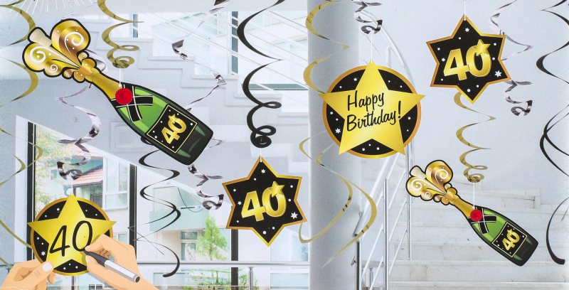 Happy Birthday zum 40. Geburtstag. Mit dieser Dekoration in den Farben Gold und Schwarz kann jede Geburtstagsparty dekoriert werden. Die Spiralen können von der Decke runtergehängt werden. Ideal als Deko zum Geburtstag. Kann auch mit weiteren Deko Artikel
