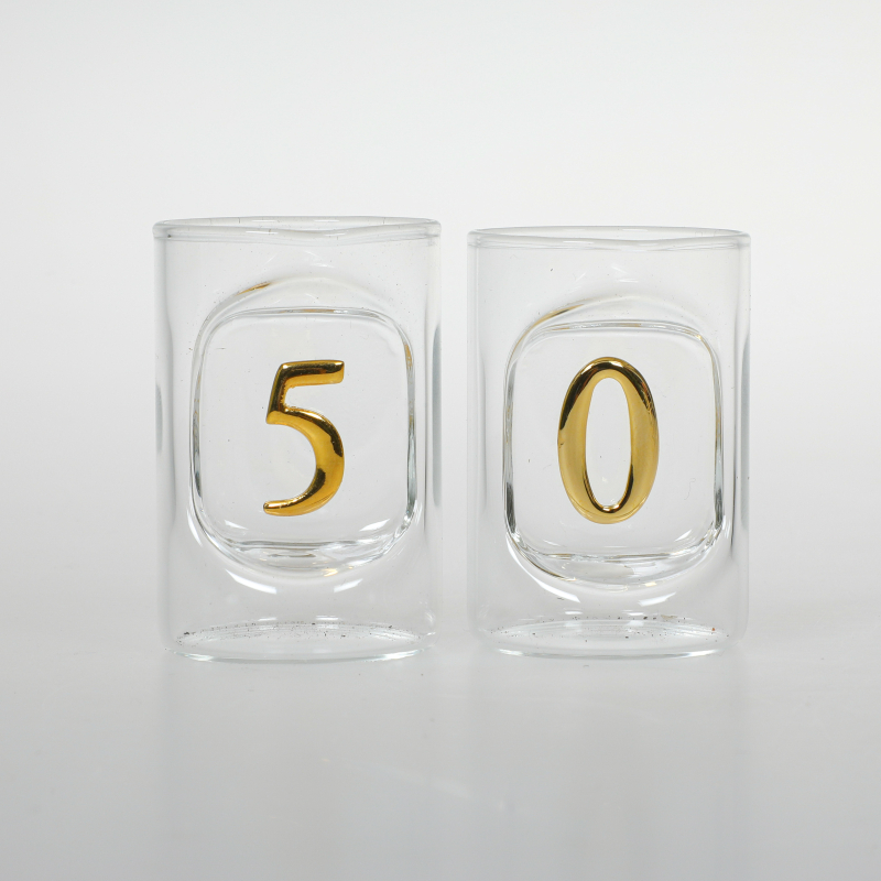 50 Jahre, Happy Birthday zum 50. Geburtstag. Diese Schnaps Gläser mit Zahlen sind mundgeblasen. Die Ziffer ist schön ins Glas eingearbeitet. Ziffern sind in der Farbe gold. Ein schönes und edles Geburtstagsgeschenk, für alle die Schnaps, Grappa und Likör 