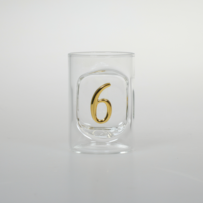 Das Schnapsglas mit der Zahl 6. Die Ziffer ist in gold Schrift schön ins Glas eingearbeit. Alle unsere Schnapsgläser sind mundgeblasen. Die einzelnen Zahlen können kombiniert werden. Ein schönes und edles Geburtstagsgeschenk, für alle die Schnaps, Grappa 