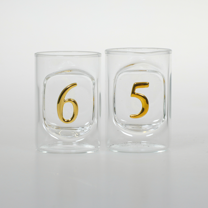 65 Jahre, Happy Birthday zum 65. Geburtstag. Diese Schnaps Gläser mit Zahlen sind mundgeblasen. Die Ziffer ist schön ins Glas eingearbeitet. Ziffern sind in der Farbe gold. Ein schönes und edles Geburtstagsgeschenk, für alle die Schnaps, Grappa und Likör 