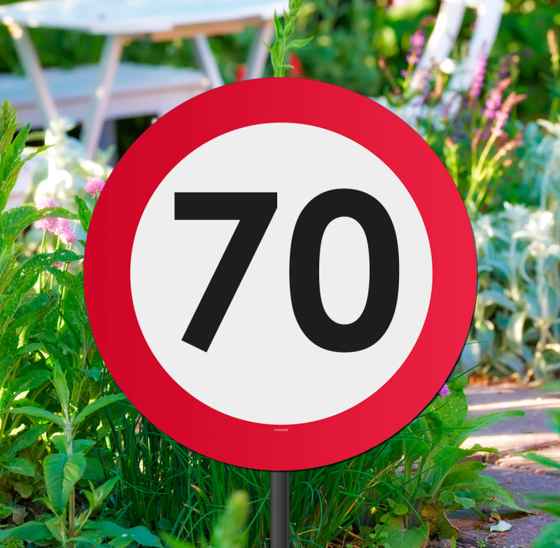 Dekoration für den 70. Geburtstag oder zum Jubiläum. Die Zahlen Verkehrstafel ist aus festem Plastik (Durchmesser 26 cm). Das Schild ist an einem Plastikstiel angebracht. Dieser kann in der Höhe verstellt werden von 45 bis 70 cm. Der Plastikstengel kann a