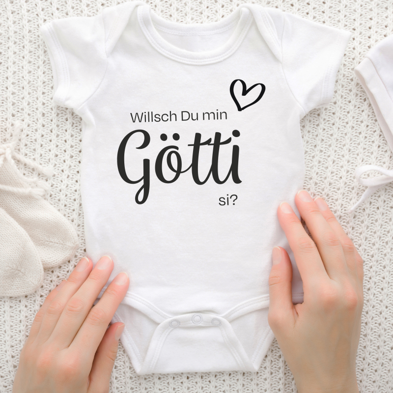 Willsch Du min Götti si?   Dieser Babybody mit ganz viel Herz. Und natürlich mit der Frage aller Fragen: Willst Du mein Gotti sein? Der Name Gotti bedeutet auf Schweizerdeutsch der Patenonkel. Mit diesen bedruckten Baby Bodies kannst Du bereits vor der Ge