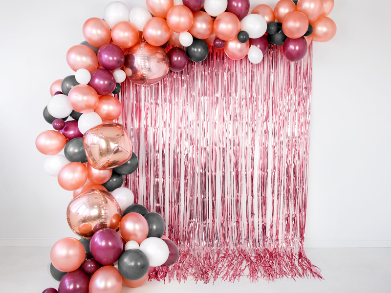 Der Glitzer Lametta Vorhang ROSEGOLD gehört zur beliebten Partydekoration. Oft gesehen auf Instagram und auf Facebook. Ein toller Hintergrund als Backdrop beim Photobooth, oder einfach um eine Wand oder Tür schön zu dekorieren. Der Deko-Vorhang hat lange 