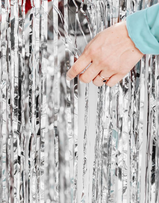 Der Glitzer Lametta Vorhang SILBER gehört zur beliebten Partydekoration. Oft gesehen auf Instagram und auf Facebook. Ein toller Hintergrund als Backdrop beim Photobooth, oder einfach um eine Wand oder Tür schön zu dekorieren. Der Deko-Vorhang hat lange La