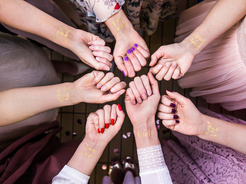 Das temporäre Tattoo zum Aufkleben für auf die Haut. Die Tattoos Kleber sind beliebte Accessoires für den Frauen Polterabend. Können der Braut und auch deren Gefolgschaft problemlos aufgeklebt werden. Einfach mit etwas Wasser anbringen. Ebenso einfach wie