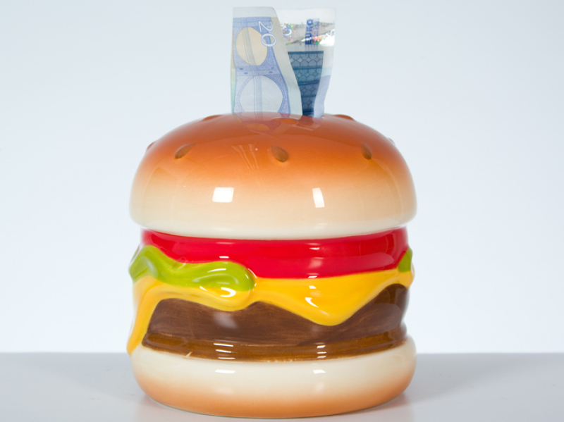 Ein knackig frischer Cheesburger – fast zum Anbeissen! Doch dieser Hamburger ist nicht zum Essen geeignet! Es ist ein Kässeli aus Porzellan. Ein cooles Geschenk für Liebhaber von McDonalds Fastfood, der auch mal etwas Geld sparen sollte. Die Sparkasse hat