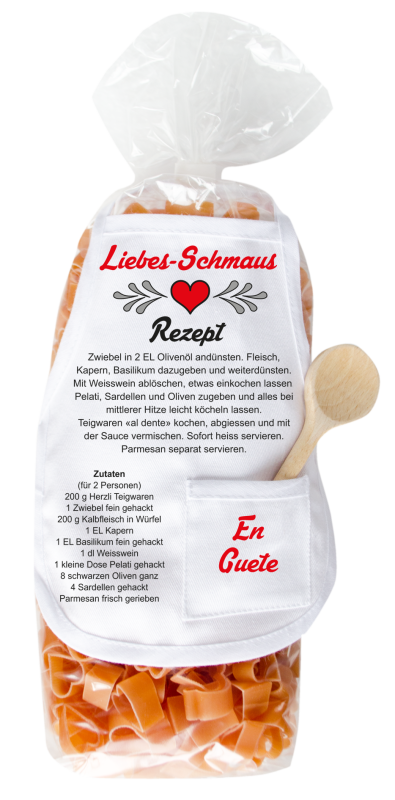 Mit dem Spruch: Liebes-Schmaus. Die beliebten und lustigen Herz Teigwaren. Als Geschenk mit einer kleinen Mini-Schürze und einem herzigen Holzlöffeli. Inklusive Rezept auf Schürzchen. Nudeln hergestellt in der Schweiz. Pasta in Herzform, 40