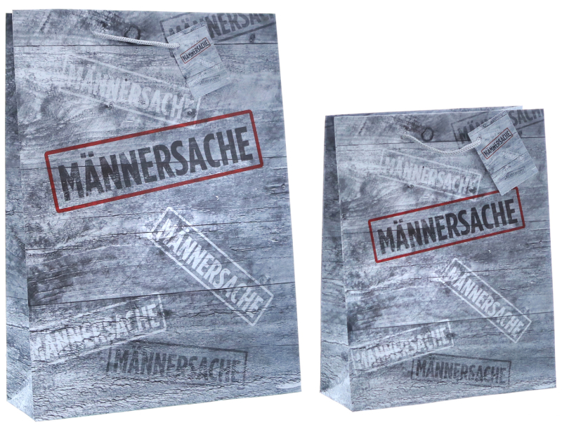 Diese Geschenktasche MÄNNERSACHE ist aus festem Papier. Die Kordeln der Papiertasche sind aus Textilmaterial. Die Geschenktüte gibt es in zwei verschiedenen Grössen, um Geschenke schön zu verpacken. Eine optimale Geschenksverpackung für Männergeschenke od