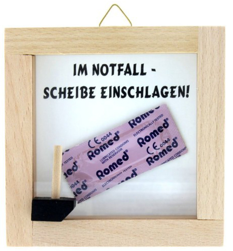 Ein kleiner Notfallkasten zum Aufh&auml;ngen. Mit dem Spruch Notfall - Scheibe einschlagen!. Mit einem Kondom. Ein originelles Geschenk.