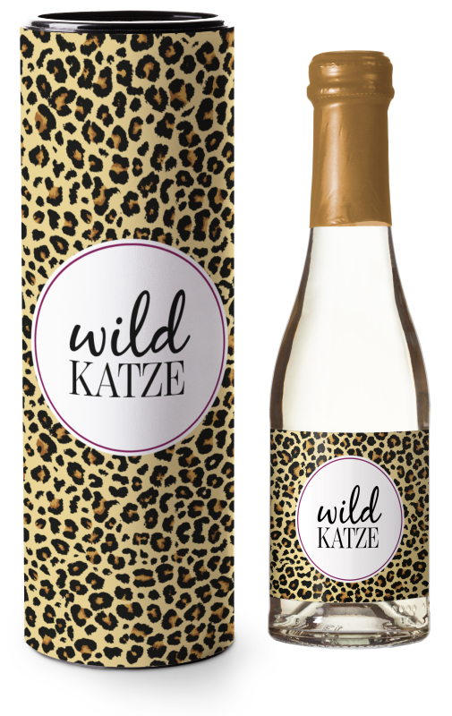 Wild Katze. Mit dem Gepardmuster aus der Serie Wild in the city. Prickeln für Dich. Der Prosecco Schaumwein zum Verschenken. Die Sektflasche ist in einem Geschenkkarton verpackt, daher eine schöne Geschenkidee. Der Perlwein wird in Deutschland produziert.