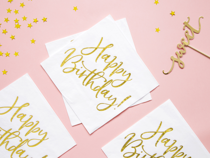 Die moderne Serviette mit dem glänzenden Schriftzug HAPPY BIRTHDAY. Passend zu jeder Geburtstagsparty mit dem Thema gold.  3-lagig, chlorfrei gebleicht, Farben auf Wasserbasis. 1 Packung enthält 20 Servietten. Grösse offen 33 x 33 cm