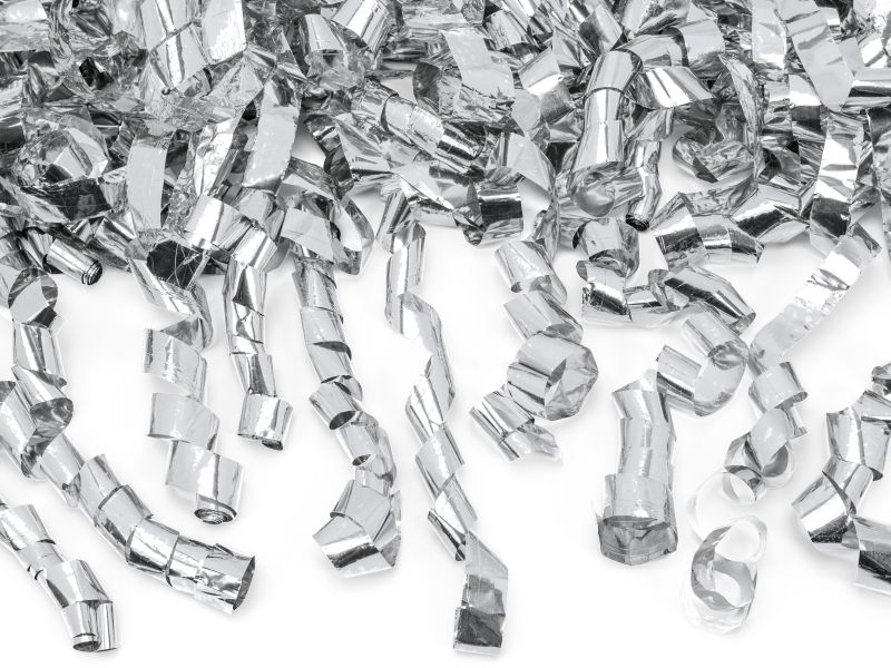 Die Confetti Kanone ist gefüllt mit silbernen Metallic-Luftschlangen (Streifen). Im Vergleich zu Konfetti sind diese besser zum Aufputzen. Deshalb ideal für zum Spalierstehen, für Hochzeit, Geburtstag oder andere Partys. Die Kanone ist einfach zu bedienen