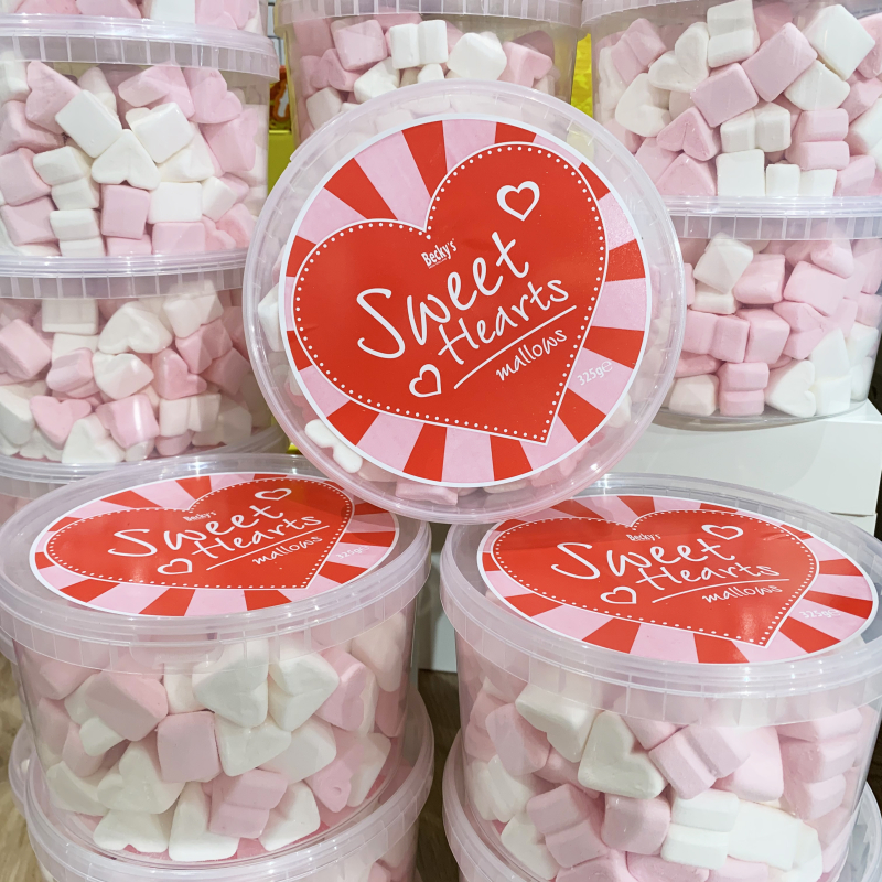 Sweet Hearts Mallows. Die Marshmallows als Herzen. Es gibt weisse Herz Marschmallows und es gibt rosa Herz Marshmallows. Die süssen Herze sind verpackt in einer Dose. Ideal als Geschenk zum Muttertag, Valentinstag oder für einen Lieblingsmensch. Können na